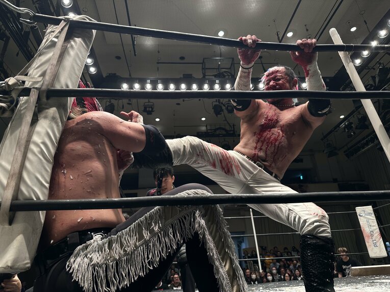 スワイプすると「エル・デスペラードvs葛西純」など激闘写真をご覧になれます　©Norihiro Hashimoto