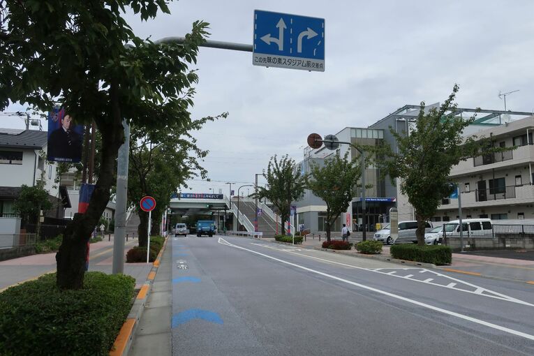 スタジアム通り。歩道橋を登れば味の素スタジアムはすぐそこだ