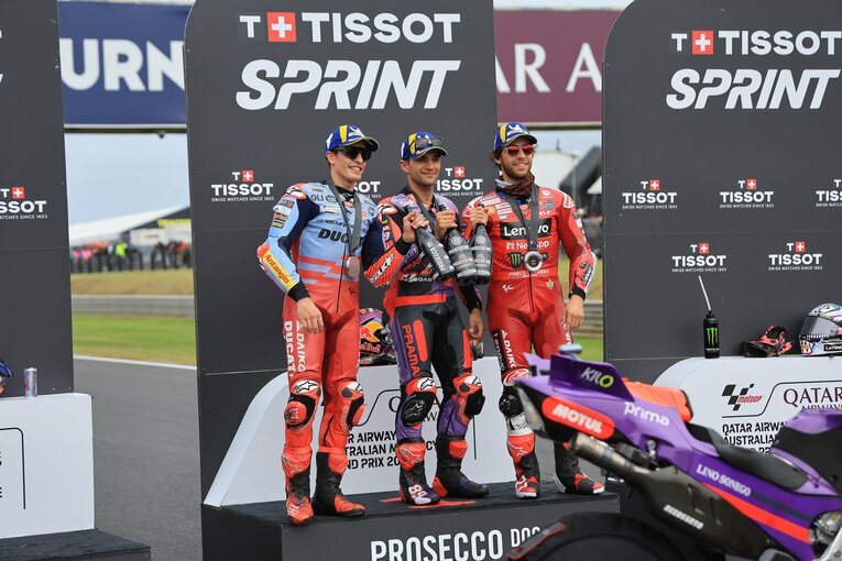 表彰台で今季3度目の頂点に立つマルケス　©Satoshi Endo