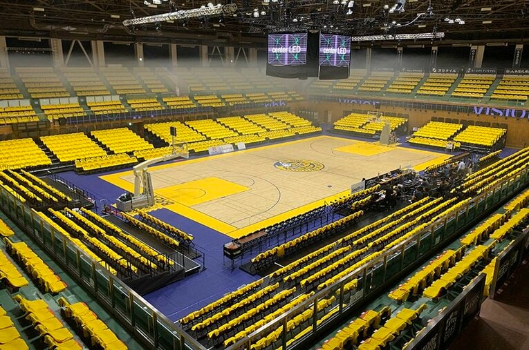 客席の黄色は、入場者に無料で配られたTシャツだ。試合の時には、それを着た観客でアリーナが一色になる。 ／ photograph by TOCHIGI BREX INC.
