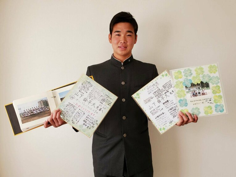 後輩たちからの寄せ書きを手にする山下　©ORIX BUFFALOES 