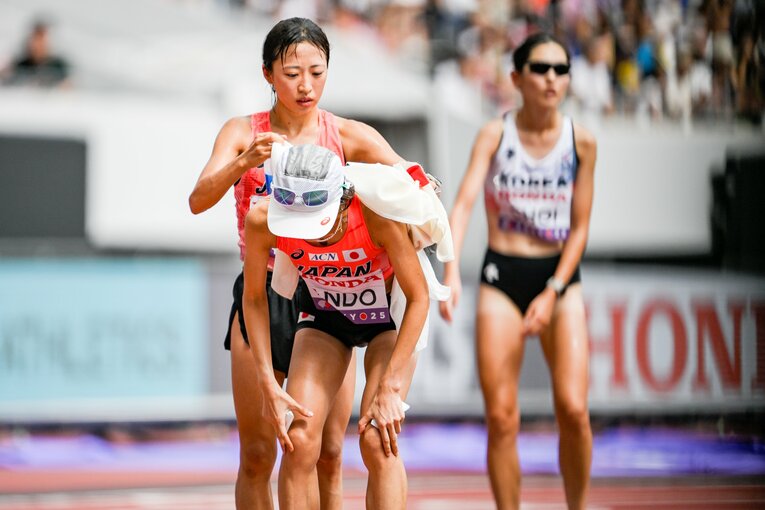 ゴールした安藤友香に上着をかける小林　©Nanae Suzuki