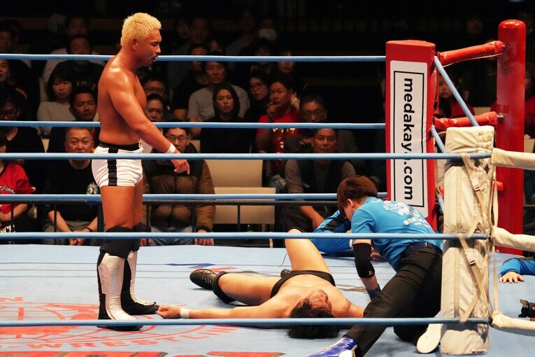 ダウンした安齊勇馬　©Essei Hara