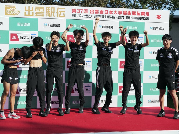 出雲駅伝を制して喜ぶ国学院大チーム　©Yuki Suenaga