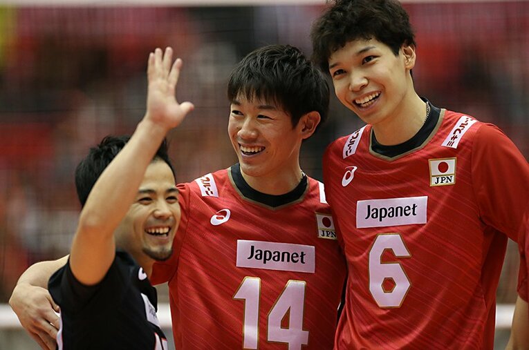 イタリア・セリエAのミラノ移籍を発表した石川祐希（中央）。不安や心配はあると語るが、世界トップレベルのリーグでその技を磨く。 ／ photograph by Kiyoshi Sakamoto/AFLO