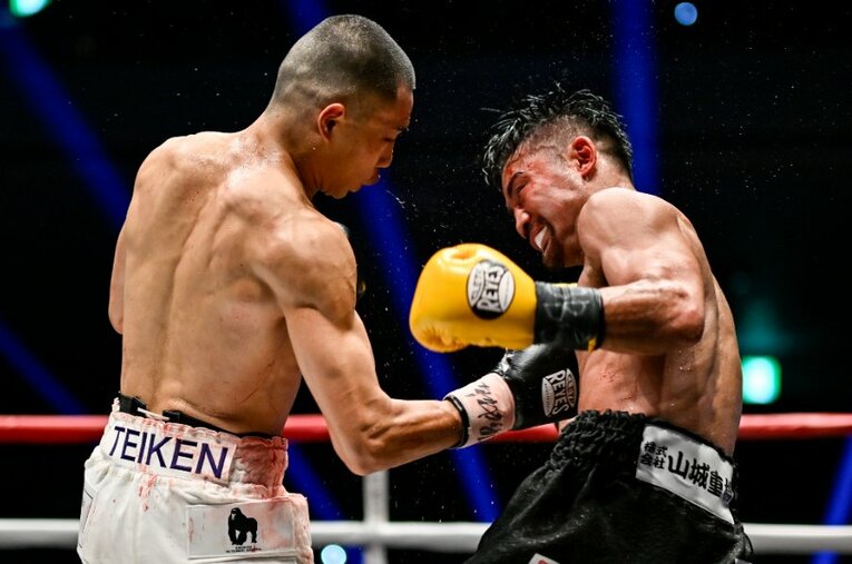 最終12ラウンド、激しく打ち合う増田陸と比嘉大吾。両陣営ともに勝利の手応えを得ていた激闘は、スプリット判定で増田に軍配が上がった ／ photograph by Hiroaki Finito Yamaguchi