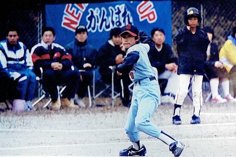 当時のメーンポジションである内野を守る柳田※書籍より転載