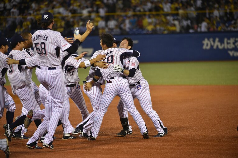 雄平（右端）のサヨナラ打で優勝決定。前代未聞、神宮球場の外野でビールかけが行われた　©Hideki Sugiyama