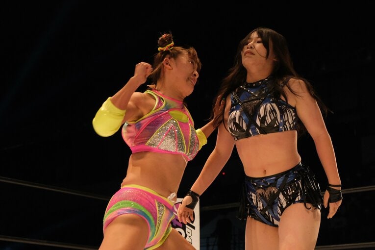 気持ちのこもったエルボーを放つ