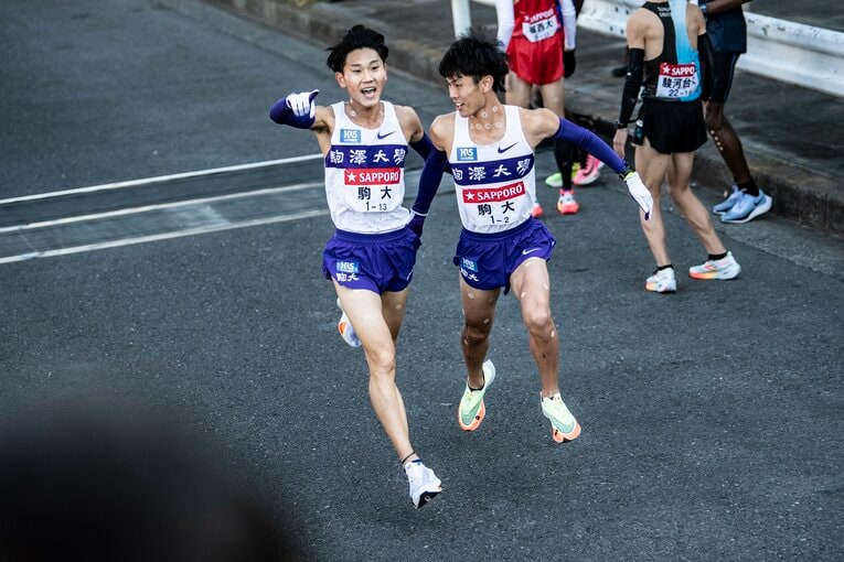 優勝への第一歩のように3年生エースから4年生エースに襷が渡った1区　©Shunsuke Mizukami