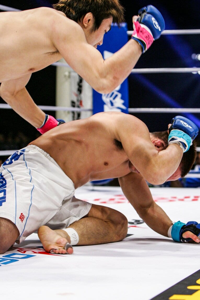 五味は攻撃の手を緩めず、猛烈なパウンドで1分14秒で圧巻のスカ勝ちを決めた