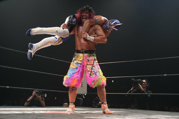 ドラゴン・リブレを担ぎ上げる高橋ヒロム