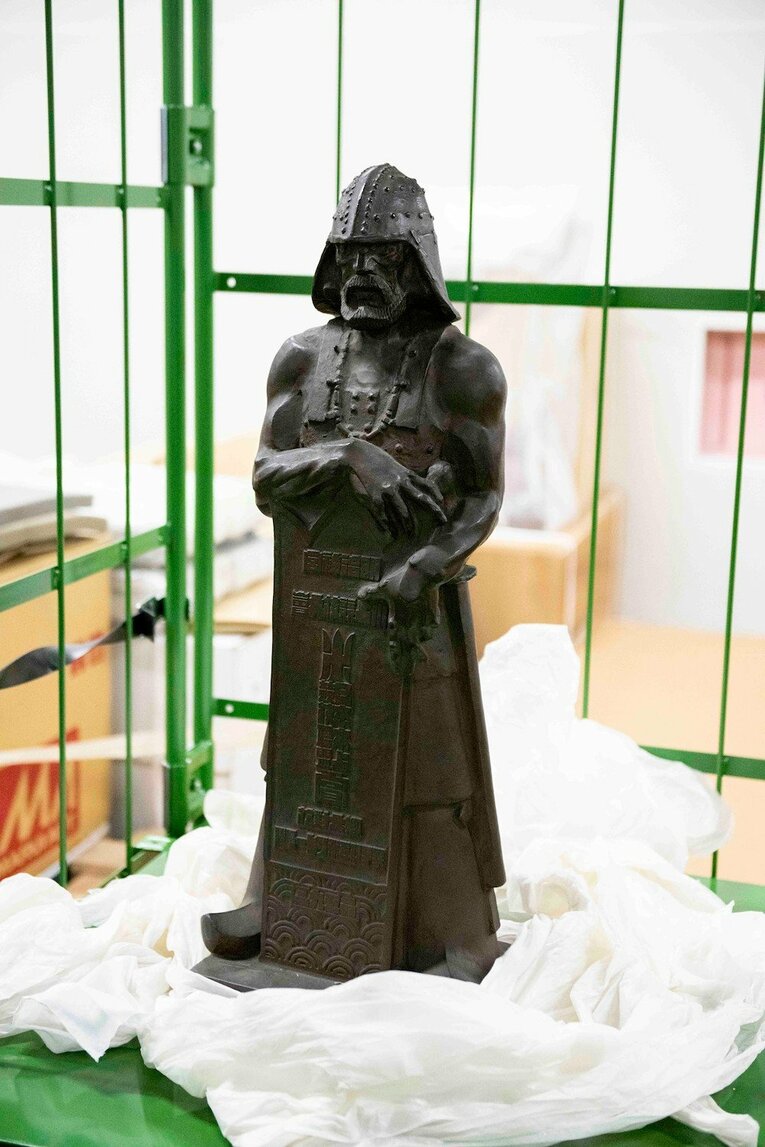 日本サッカー協会の八咫烏モチーフのロゴをデザインしたことでも知られる日名子実三が制作した「明治神宮水上競技大会」のトロフィー　©Asami Enomoto