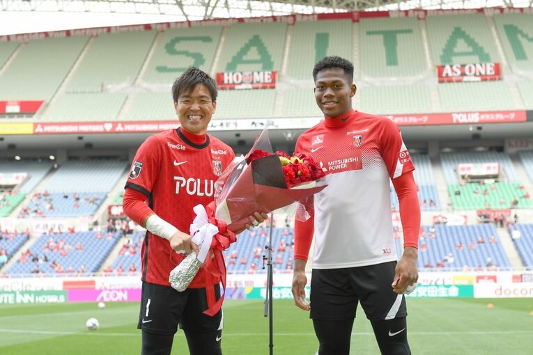 今年4月、J1・500試合出場を達成した西川周作に花束を渡す鈴木彩艶　©J.LEAGUE