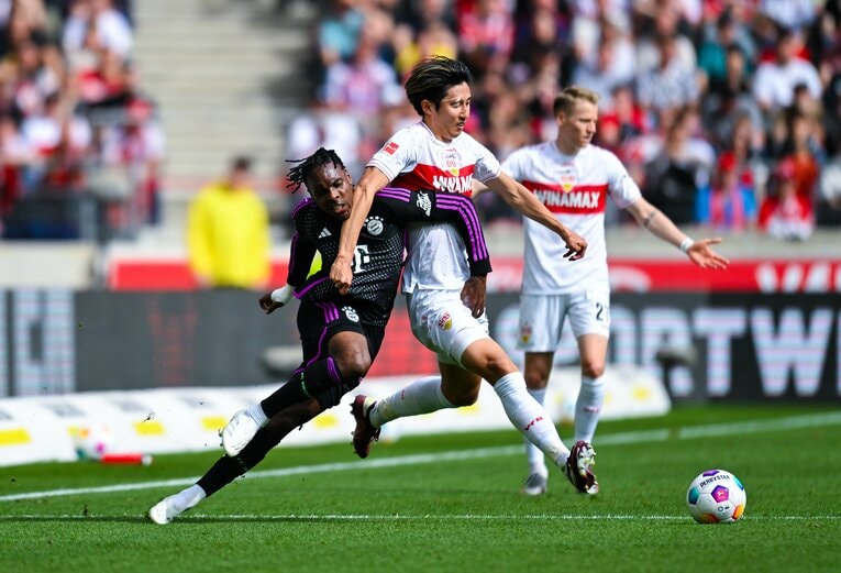 24年5月、バイエルン戦での伊藤　©Getty Images