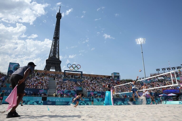 エッフェル塔下のビーチバレー会場　©KMSP via AFP