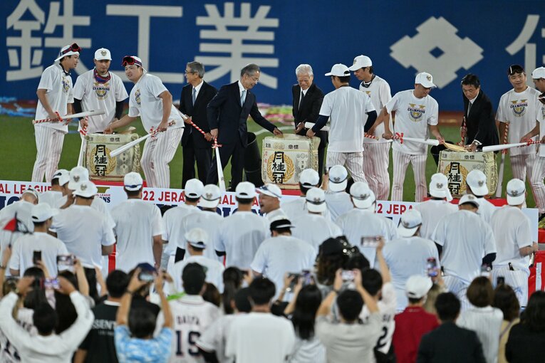 神宮球場でビールかけ　©Hideki Sugiyama