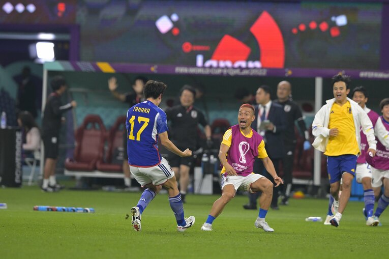 喜ぶ田中碧が向かったのは長友ほか控えメンバーのいる方向へ（奇跡のゴールシーン　44／57）　©Koki Nagahama/JMPA