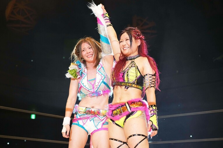 泣き顔の岩谷麻優と笑顔のイヨ・スカイ　©Essei Hara