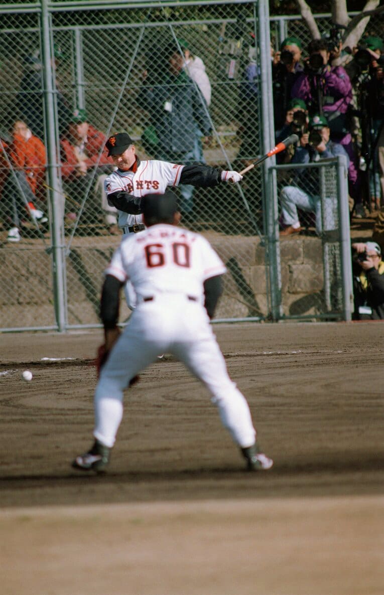 1994年のキャンプで長嶋茂雄監督のノックを受ける巨人・落合博満　©JIJI PRESS