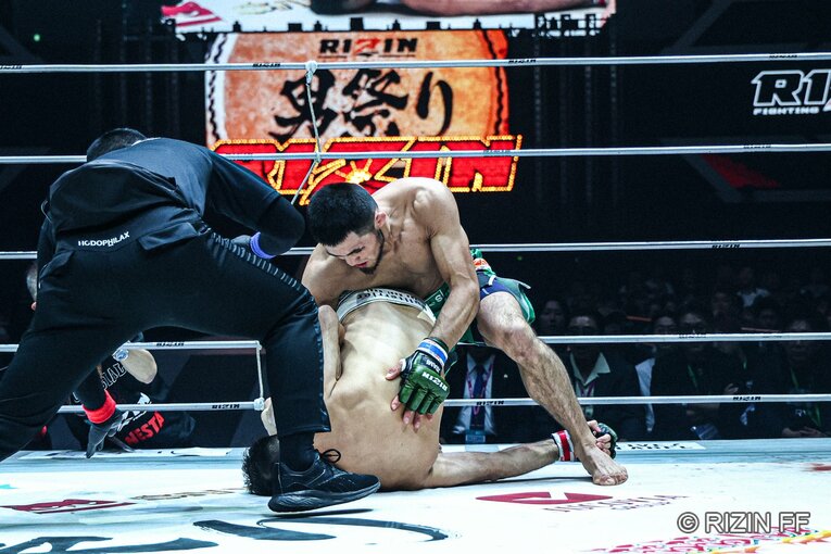 ダウンしたクレベルにバックから強烈なパウンドを落とすシェイドゥラエフ（3枚目／全3枚） ©RIZIN FF