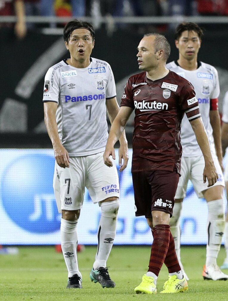 2019年の遠藤とイニエスタ©Kyodo News