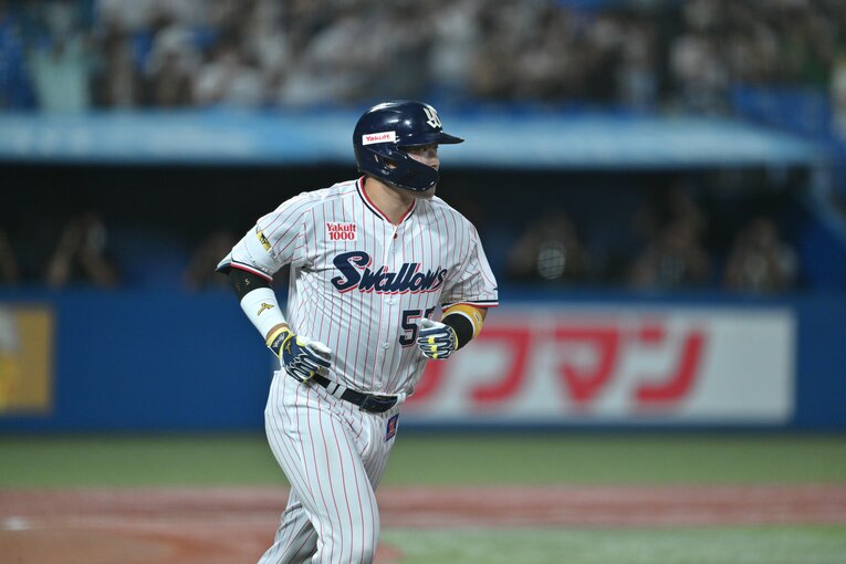 王貞治に並ぶ55号本塁打。スタンドインをみて手を叩き走り始める　©︎Hideki Sugiyama