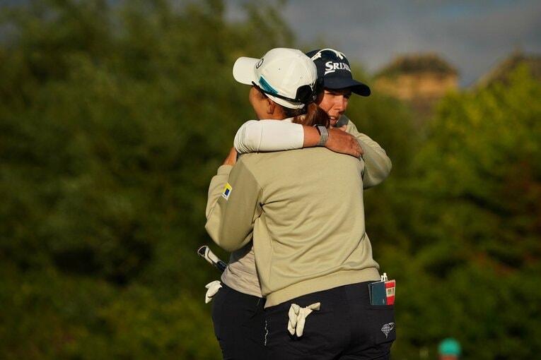 最終日同組でプレーしたブハイとハグ　©︎Shizuka Minami