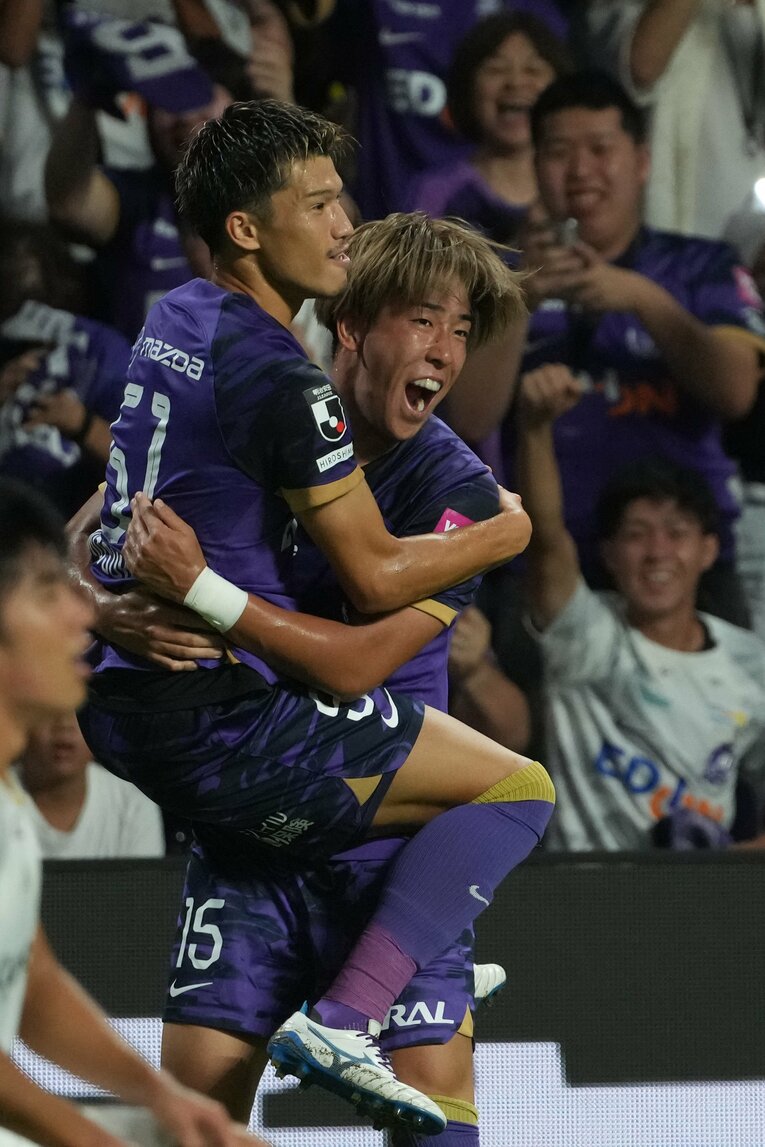 追加点を決めた加藤陸次樹とアシストの中野就斗　©Masashi Hara