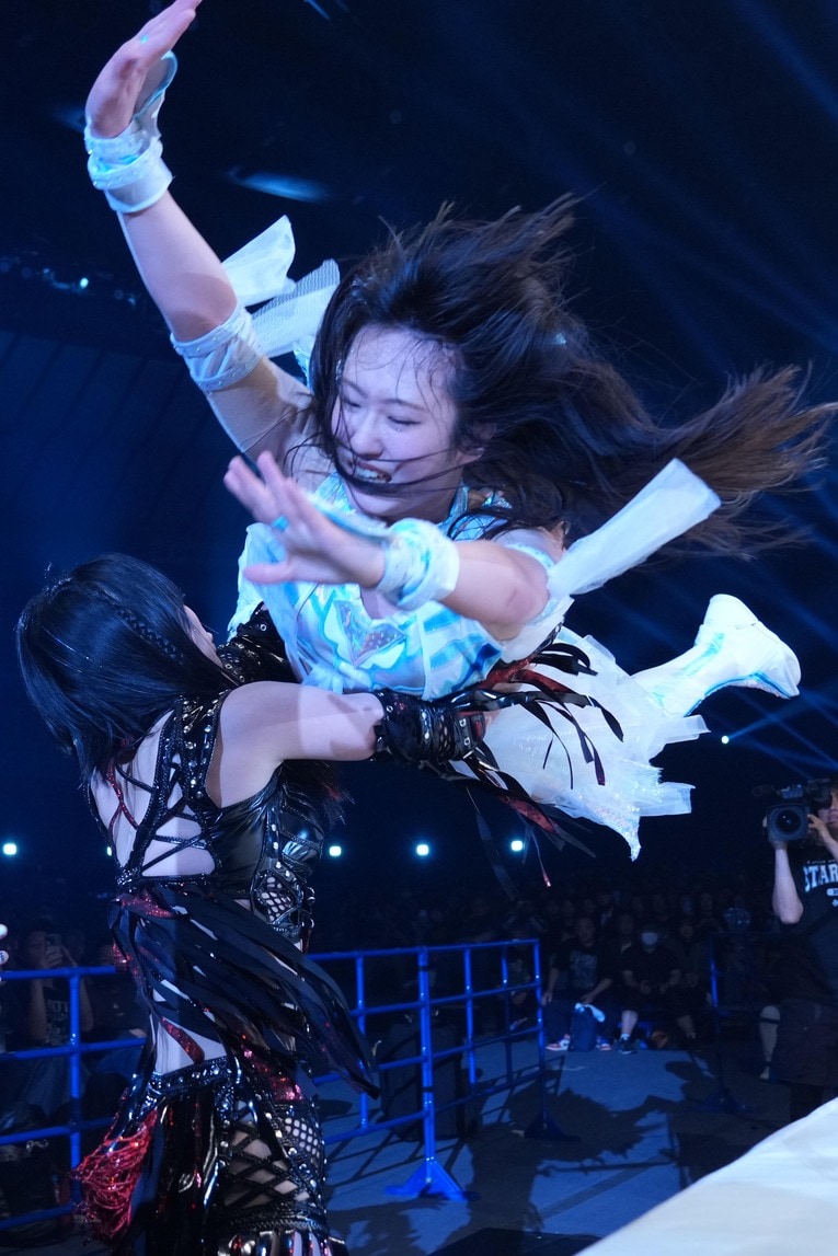 エプロンから上谷沙弥にプランチャを放つ玖麗さやか　©Essei Hara