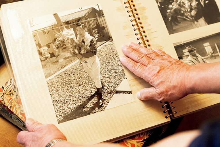 ハククラマが勝った'59年菊花賞、鞍上の保田隆芳騎手は当時の通算最多勝記録となる1295勝を挙げ、'70年に引退。同年3月1日に東京競馬場で行なわれた引退式の写真が保田邸に残されていた　©Miki Fukano