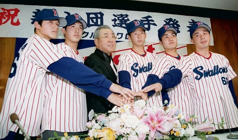 97年12月の新入団選手発表 。（左から）大山貴広内野手、五十嵐亮太投手、野村克也監督、三上真司投手、大脇浩二内野手、高橋郁雄外野手 ／ photograph by KYODO