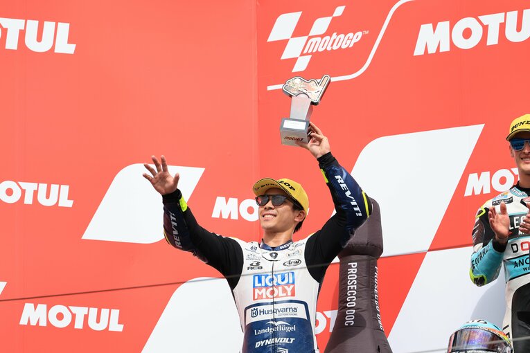 母国GPでの2位表彰台を喜ぶ佐々木歩夢　©Satoshi Endo