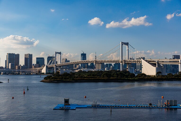 お台場からレインボーブリッジを望む。手前がいまも方形の姿を残す第6台場