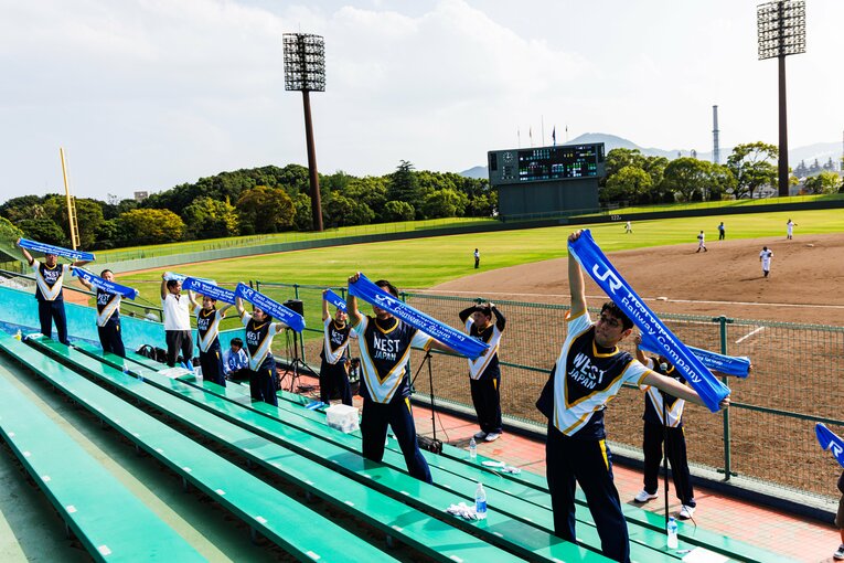 JR西日本硬式野球部の応援団。大会予選のときは中国エリアの社員が中心になる　©Masashi Soiri