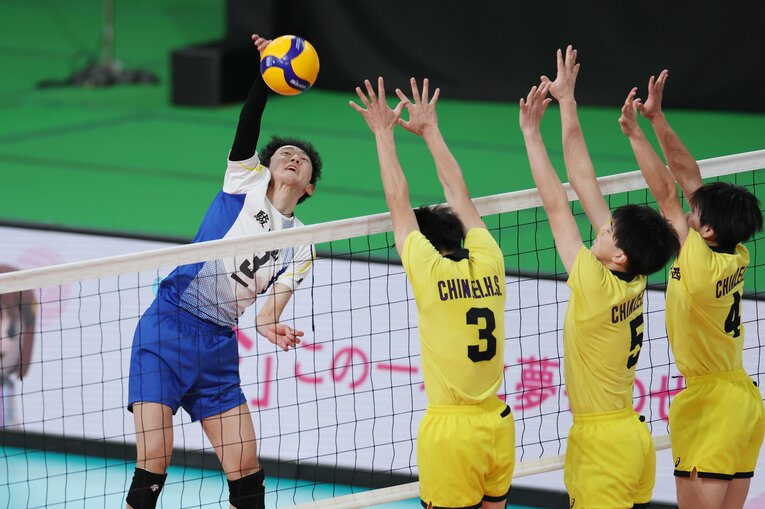 大会MVPに輝いた主将・佐藤遥斗のスパイク（3年）　©︎JIJI PRESS