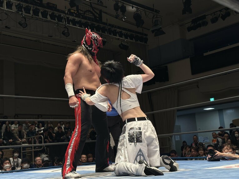 スワイプすると「エル・デスペラードvs葛西純」など激闘写真をご覧になれます　©Norihiro Hashimoto