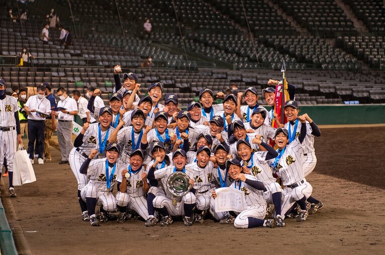 春にジャイアンツ入りした島野愛友利を擁し、選手権大会を制した神戸弘陵。甲子園での開催も話題となった（2021年夏）©Nanae Suzuki