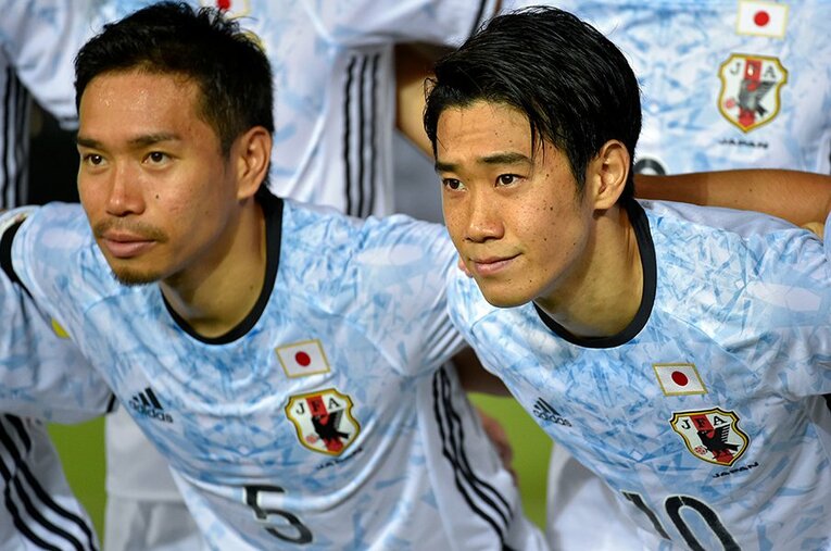 日本代表でともにプレーした頃の長友佑都と香川真司。代表の10番を背負った人間としてエールを送っていた ／ photograph by Takuya Sugiyama