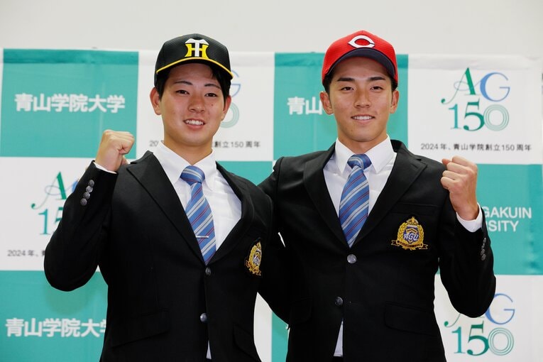 阪神と広島からそれぞれ1位指名を受けた青学大の下村海翔（左）と常廣羽也斗　©Shigeki Yamamoto