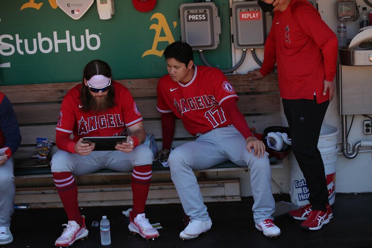 マーシュと共にタブレットをチェック　©Getty Images