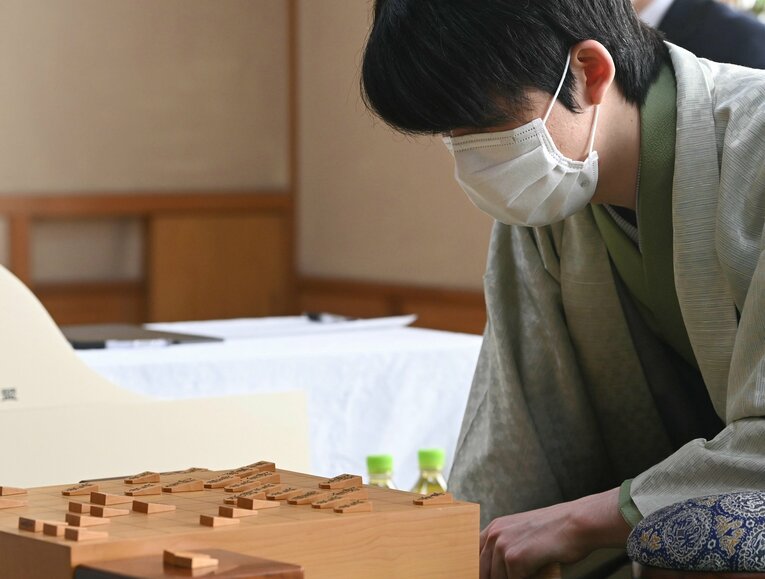 王将戦第6局の藤井竜王（代表撮影）　©JIJI PRESS