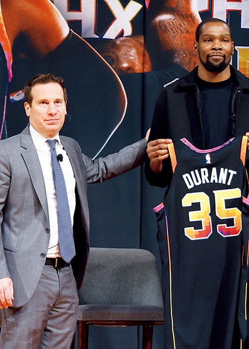 ケビン・デュラント（中）を獲得したイシュビア（左）はWNBA・フェニックス・マーキュリーのオーナーでもある