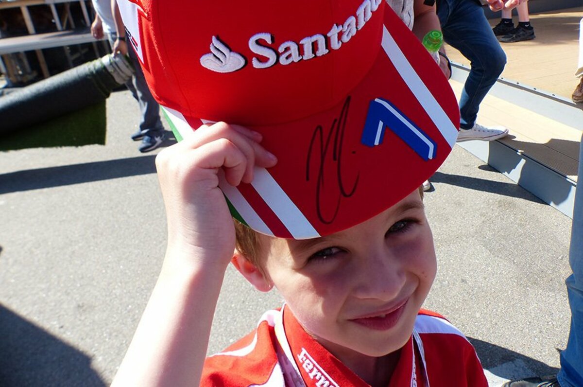 ファンと交流進めるF1で心温まる話。フェラーリとライコネンの神対応