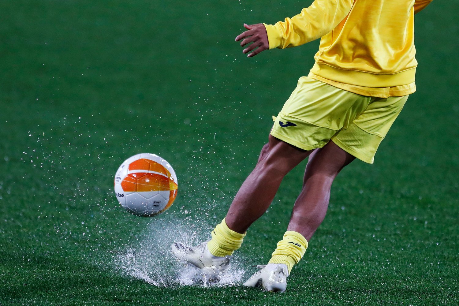 キックの際にもピッチは水しぶきを上げた©Daisuke Nakashima