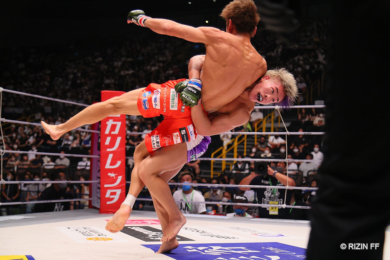 所を抱え込んで投げる神龍　©RIZIN FF