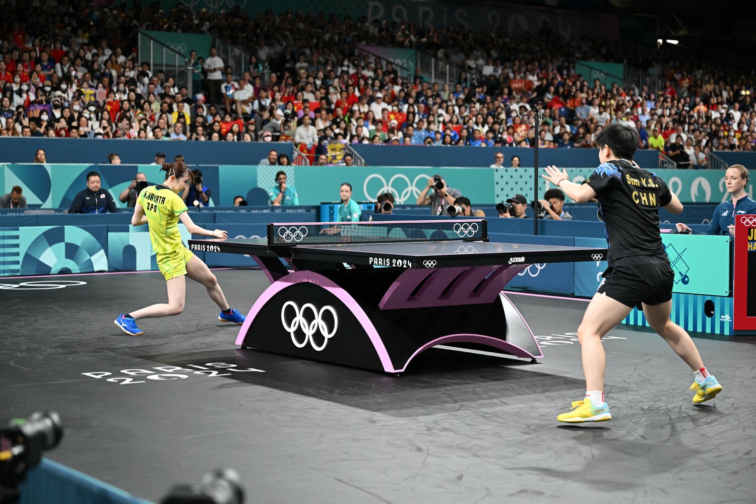 早田ひなと孫穎莎の卓球女子シングルス準決勝。観客席には赤い国旗が目立つ　©Kaoru Watanabe/JMPA