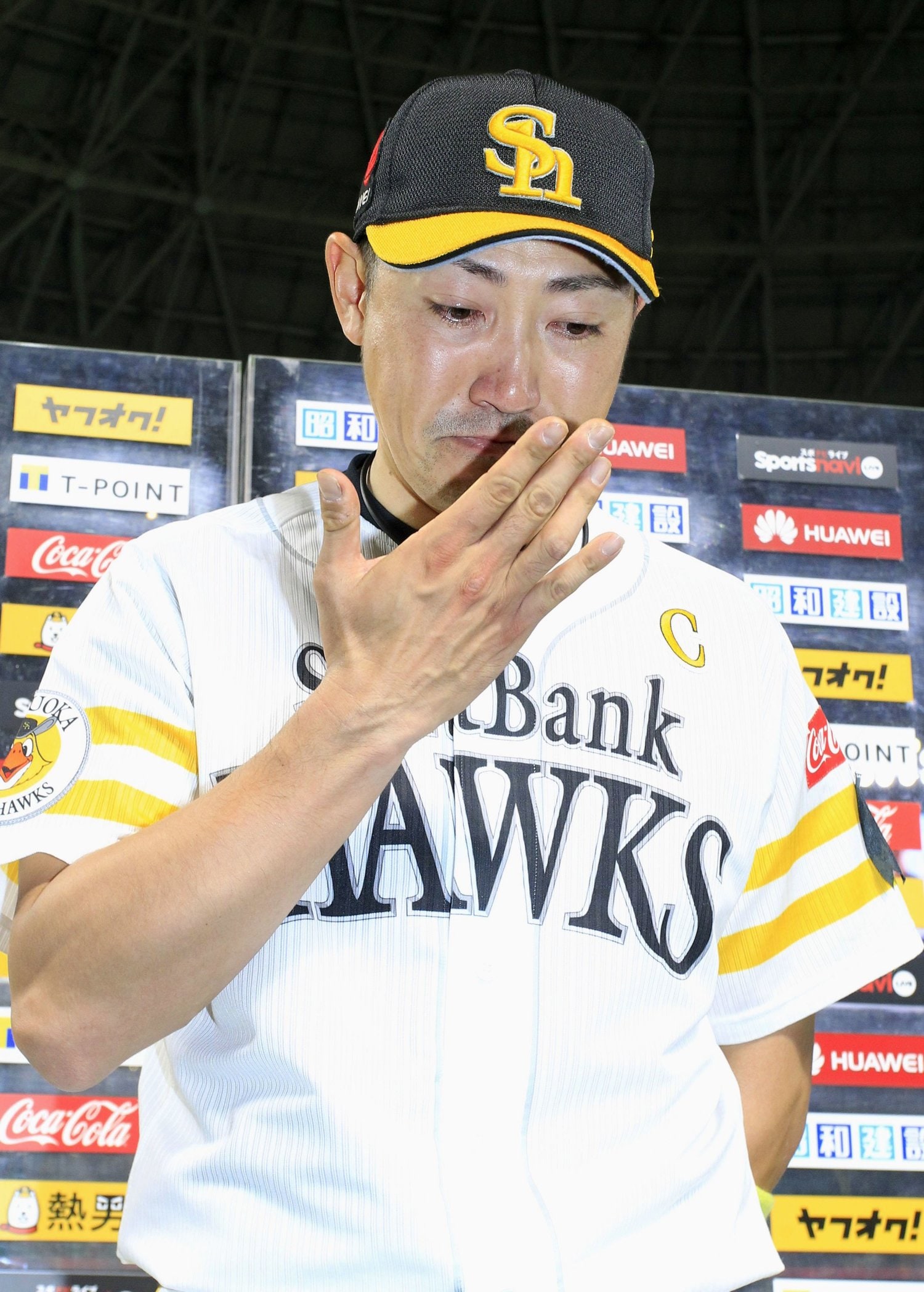 5年前の4月15日、最初の震度7に襲われた翌日の試合のヒーローインタビュー。熊本地震に触れ、涙ぐむ内川 ©KYODO
