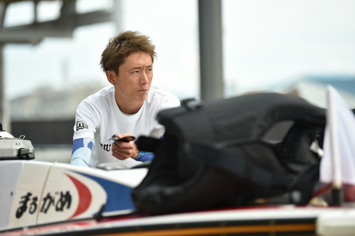 ペラを手にとって調整を行う峰　©日本モーターボート競走会