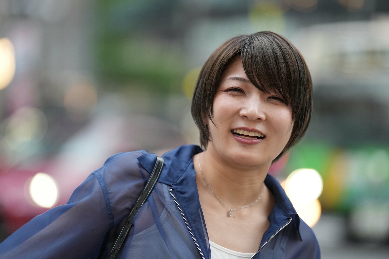 笑顔で取材に応じる安納サオリ　©Essei Hara